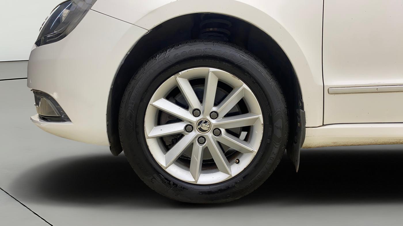 2015 Skoda Superb ELEGANCE 1.8 TSI AT, Petrol, Automatic, 57,653 km, Left Front Wheel