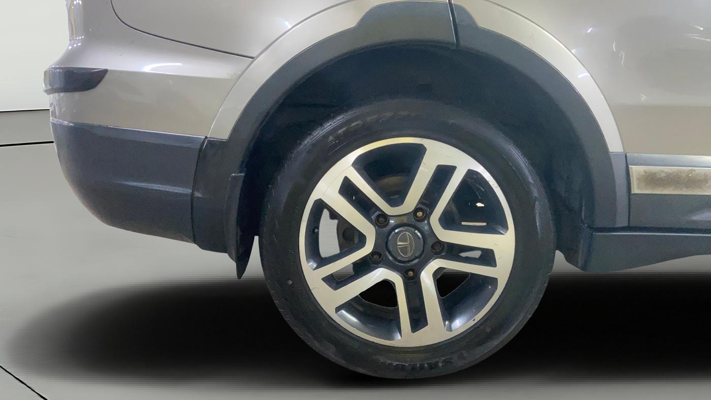 2017 Tata Hexa XT 4X2 7 STR, Diesel, Manual, 1,35,773 km, Right Rear Wheel