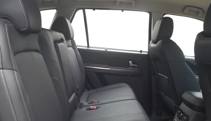 2017 Tata Hexa XTA 4X2 7 STR, Diesel, Automatic, 1,33,714 km, Right Side Rear Door Cabin