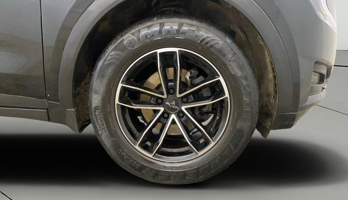 2022 Mahindra XUV700 MX P MT 5 STR, Petrol, Manual, 50,722 km, Right Front Wheel