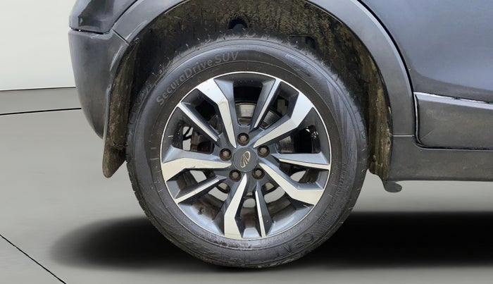 2020 Mahindra XUV300 W8 (O) 1.2 PETROL, Petrol, Manual, 1,04,286 km, Right Rear Wheel