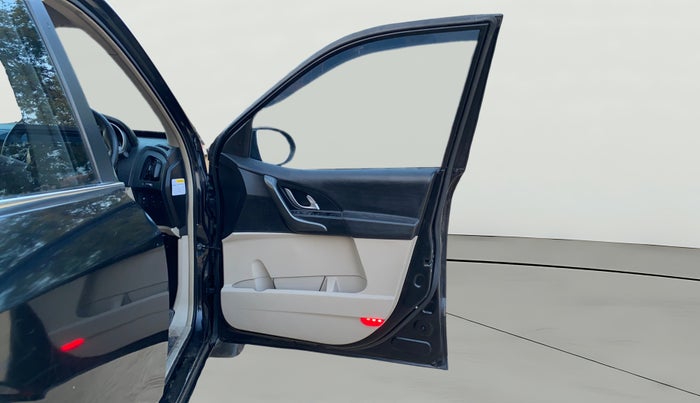 2016 Mahindra XUV500 W8, Diesel, Manual, 83,424 km, RHS Front Door