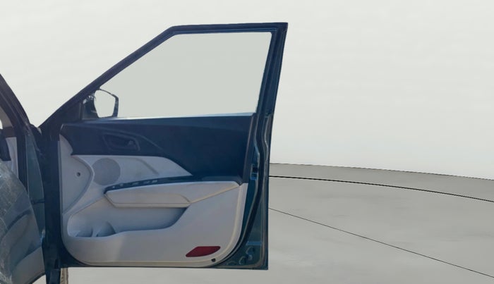 2023 Mahindra XUV300 W6 1.2 PETROL AMT, Petrol, Automatic, 43,246 km, RHS Front Door