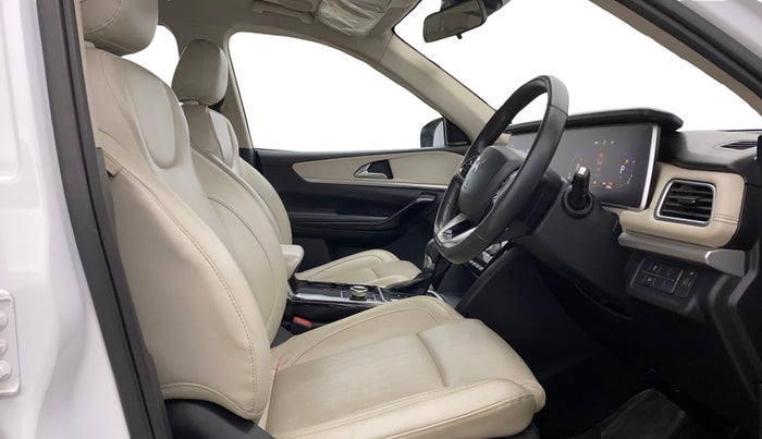 2022 Mahindra XUV700 AX 7 LUXURY D AT 7 STR, Diesel, Automatic, 43,313 km, Right Side Front Door Cabin