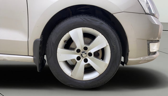 2017 Skoda Rapid AMBITION 1.6 MPI MT, Petrol, Manual, 84,228 km, Right Front Wheel