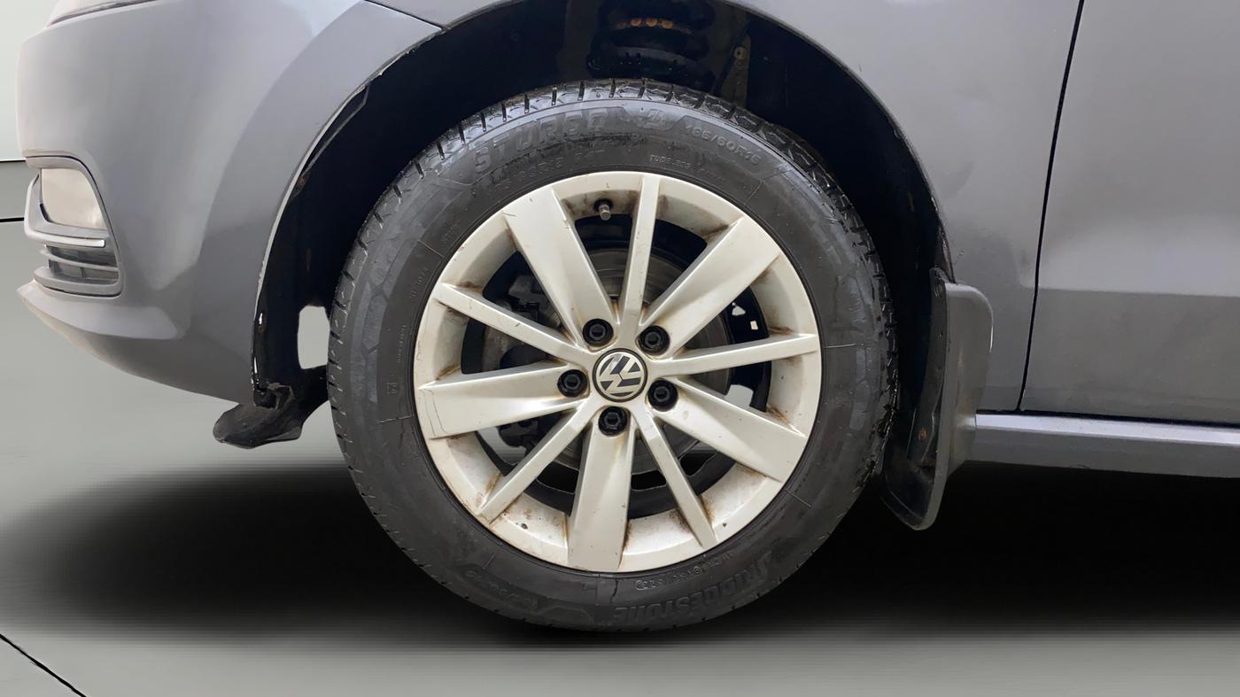 2015 Volkswagen Polo HIGHLINE1.5L, Diesel, Manual, 1,43,843 km, Left Front Wheel