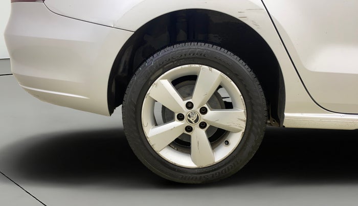 2015 Skoda Rapid AMBITION 1.6 MPI MT, Petrol, Manual, 1,43,066 km, Right Rear Wheel