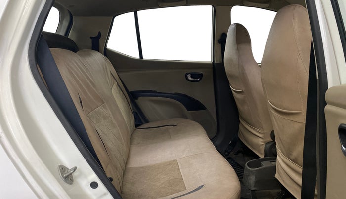 2016 Hyundai i10 SPORTZ 1.1, CNG, Manual, 64,201 km, Right Side Rear Door Cabin