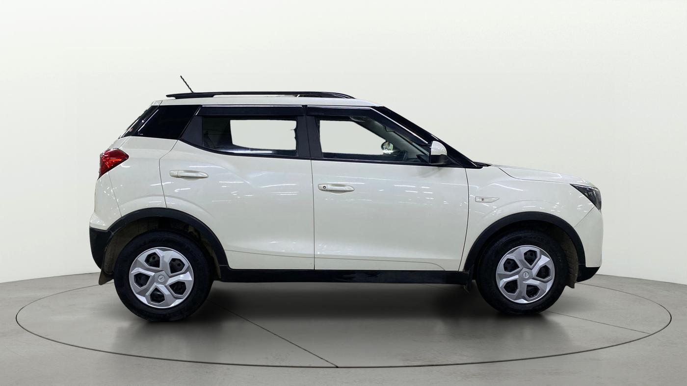 2023 Mahindra XUV300 W6 1.2 PETROL, Petrol, Manual, 31,614 km, Right Side View
