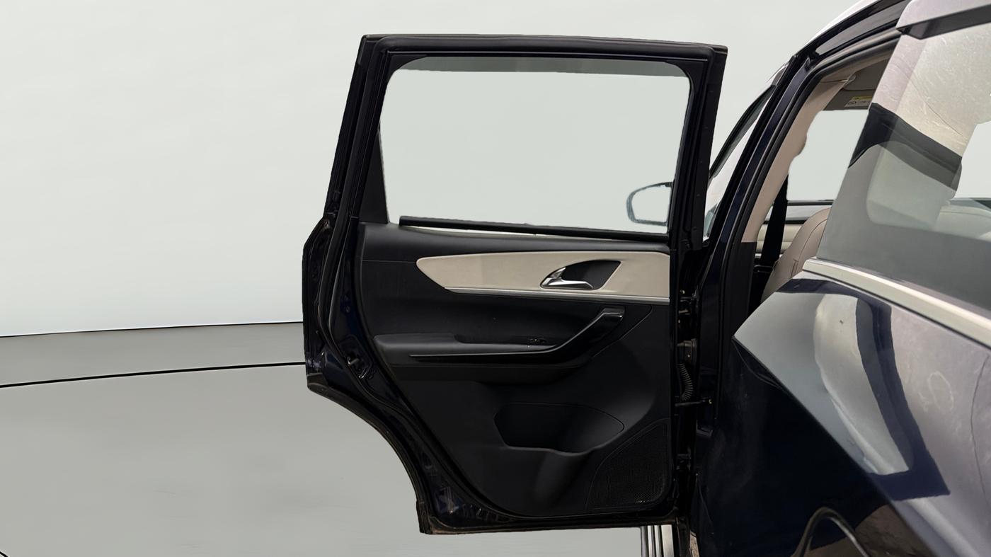 2022 Mahindra XUV700 AX 7 P AT 7 STR, Petrol, Automatic, 63,285 km, LHS Rear Door
