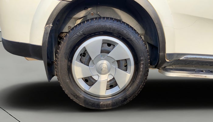 2018 Mahindra XUV500 W11 AT, Diesel, Automatic, 1,03,757 km, Right Rear Wheel