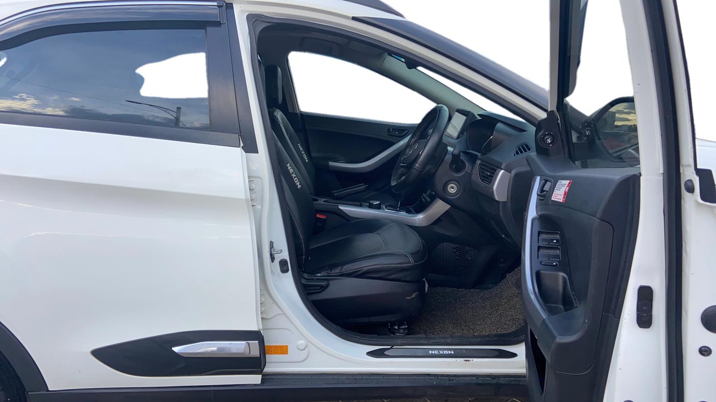 2022 Tata NEXON XMA SUNROOF PETROL, Petrol, Automatic, 27,624 km, Right Side Front Door Cabin