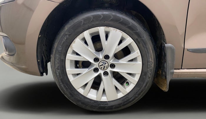 2015 Volkswagen Vento HIGHLINE 1.6 MPI, Petrol, Manual, 68,636 km, Left Front Wheel