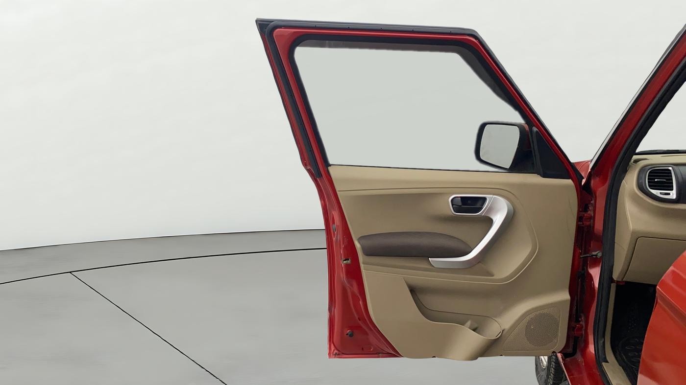 2016 Mahindra TUV300 T8, Diesel, Manual, 92,303 km, LHS Front Door