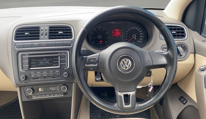 2014 Volkswagen Vento HIGHLINE 1.6 MPI, Petrol, Manual, 75,364 km, Steering Wheel Close Up