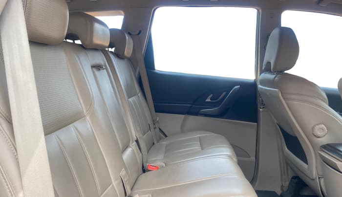 2015 Mahindra XUV500 W10, Diesel, Manual, 80,870 km, Right Side Rear Door Cabin