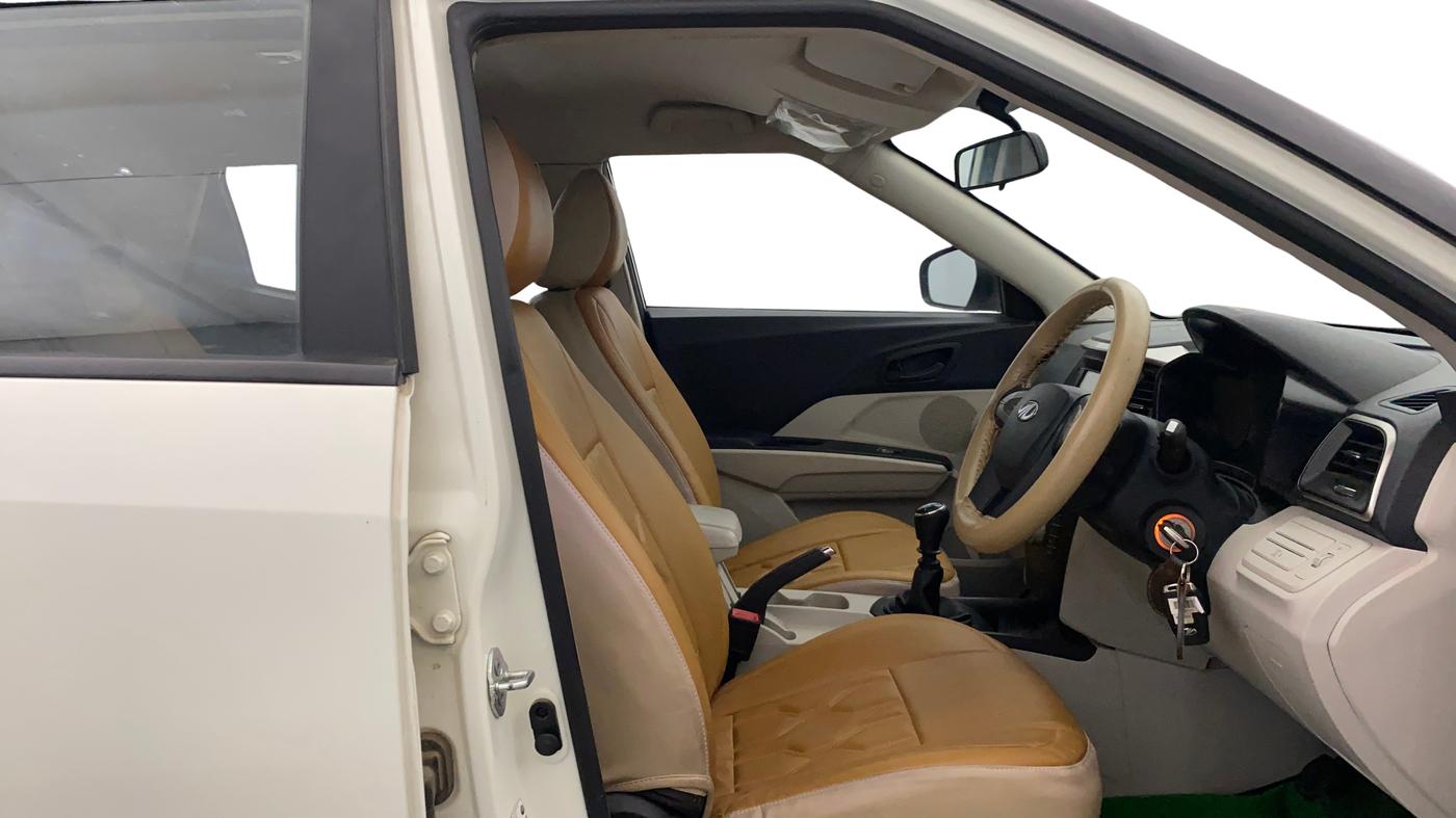 2020 Mahindra XUV300 W6 1.2 PETROL, Petrol, Manual, 15,386 km, Right Side Front Door Cabin