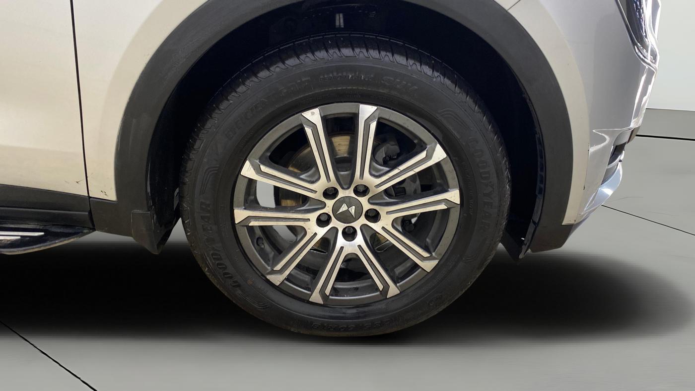 2021 Mahindra XUV700 AX 7 P MT 7 STR, Petrol, Manual, 1,32,878 km, Right Front Wheel