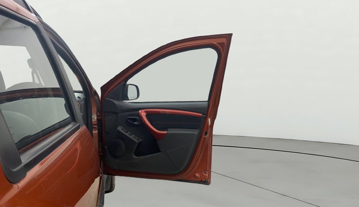 2018 Renault Duster RXS CVT, Petrol, Automatic, 30,676 km, RHS Front Door