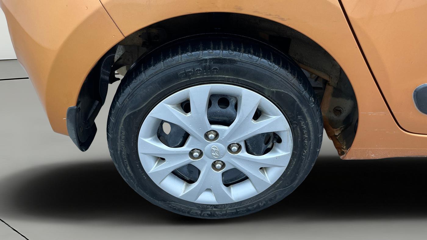 2016 Hyundai Grand i10 MAGNA AT 1.2 KAPPA VTVT, Petrol, Automatic, 41,604 km, Right Rear Wheel