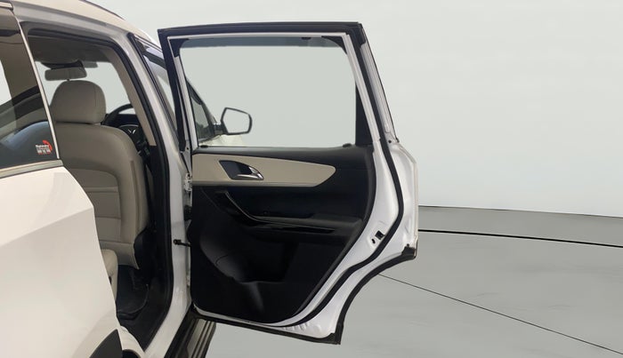 2023 Mahindra XUV700 AX 7 LUXURY D AWD AT 7 STR, Diesel, Automatic, 76,365 km, RHS Rear Door