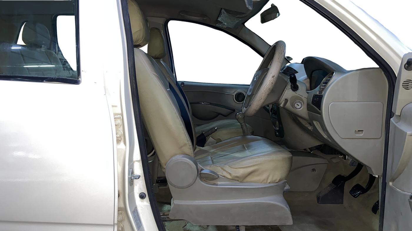 2013 Mahindra Quanto C4, Diesel, Manual, 97,159 km, Right Side Front Door Cabin