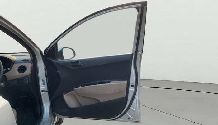 2017 Hyundai Xcent E+, Petrol, Manual, 1,01,762 km, RHS Front Door