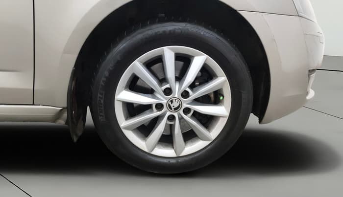 2016 Skoda Octavia STYLE PLUS AT 1.8 TSI, Petrol, Automatic, 1,23,182 km, Right Front Wheel