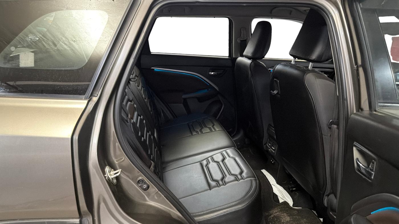 2023 Maruti BREZZA ZXI + SMART HYBRID, Petrol, Manual, 34,825 km, Right Side Rear Door Cabin