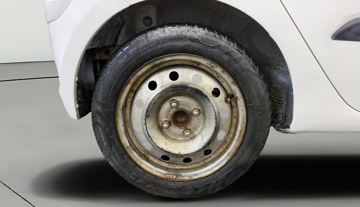 2015 Hyundai i10 MAGNA 1.1, CNG, Manual, 1,11,888 km, Right Rear Wheel