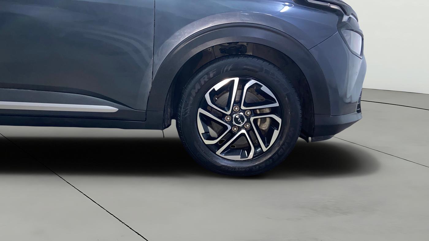 2022 KIA CARENS LUXURY PLUS 1.4 PETROL DCT 7 STR, Petrol, Automatic, 35,201 km, Right Front Wheel