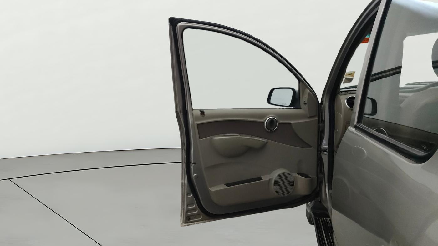 2014 Mahindra Quanto C6, Diesel, Manual, 1,06,601 km, LHS Front Door
