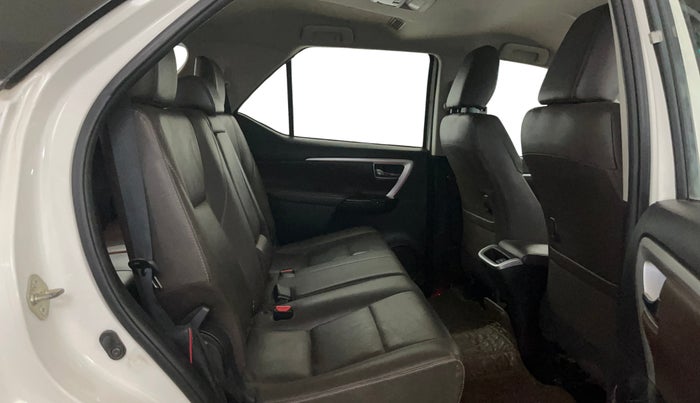 2018 Toyota Fortuner 2.8 4X2 MT, Diesel, Manual, 88,392 km, Right Side Rear Door Cabin