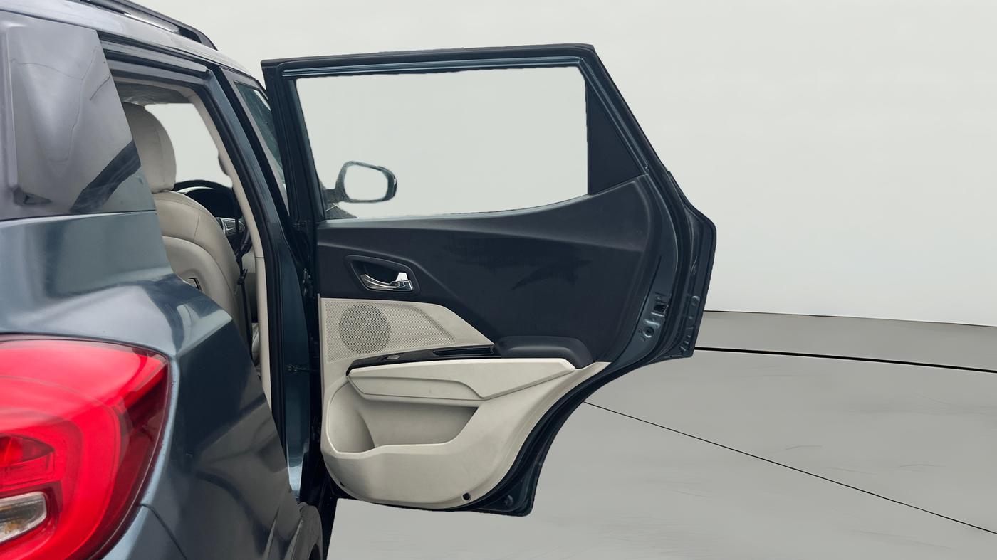 2023 Mahindra XUV300 W8 (O) 1.2 PETROL AMT, Petrol, Automatic, 35,603 km, RHS Rear Door
