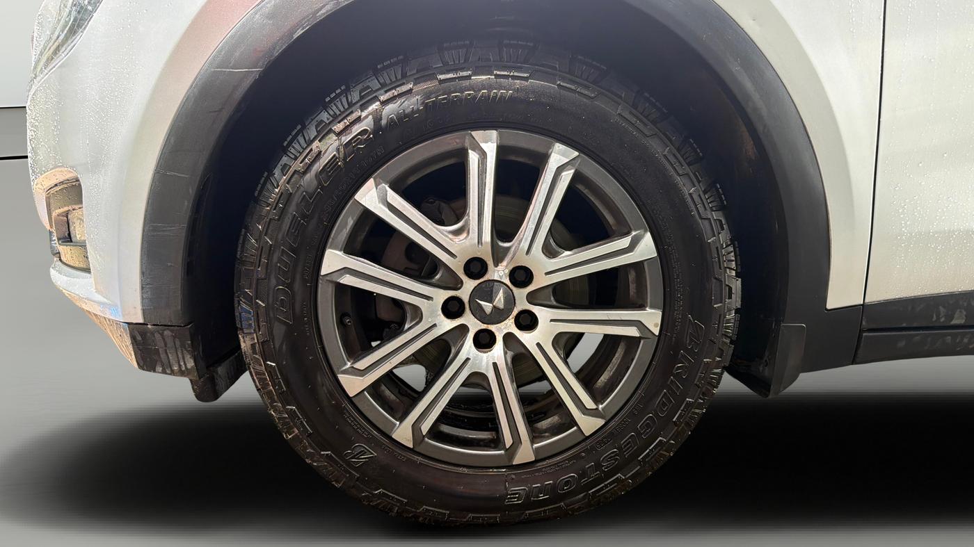 2022 Mahindra XUV700 AX 7 D AT 7 STR, Diesel, Automatic, 84,972 km, Left Front Wheel