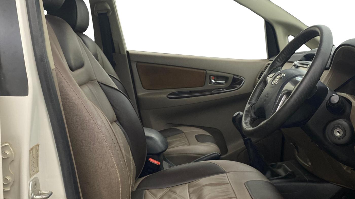 2015 Toyota Innova 2.5 VX 8 STR, Diesel, Manual, 55,485 km, Right Side Front Door Cabin