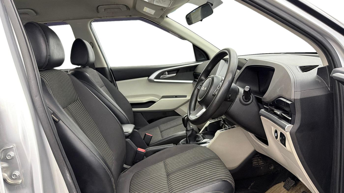 2022 KIA CARENS PRESTIGE PLUS 1.5 DIESEL 7 STR, Diesel, Manual, 1,08,459 km, Right Side Front Door Cabin