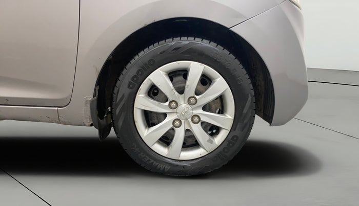 2013 Hyundai Eon MAGNA +, Petrol, Manual, 1,20,028 km, Right Front Wheel