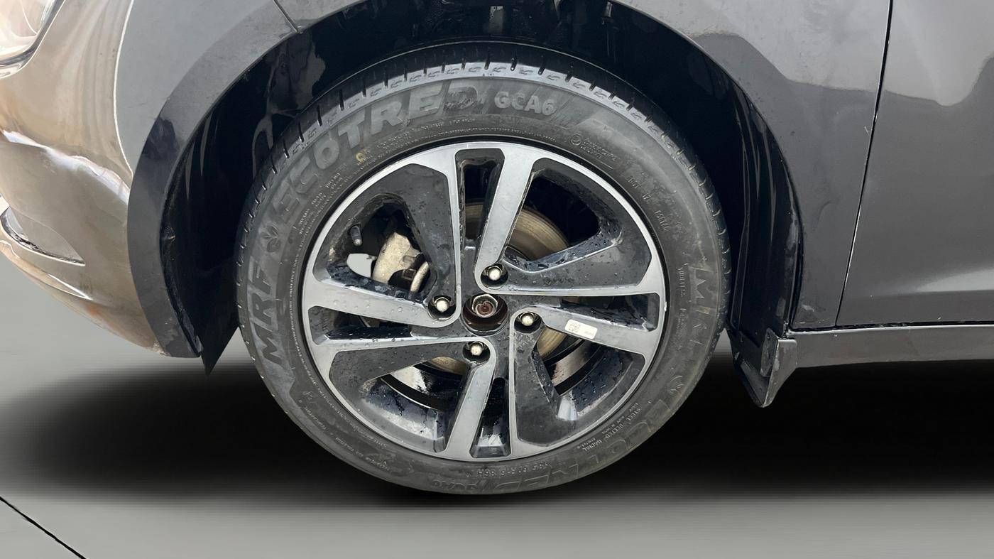 2024 Tata ALTROZ XZA Plus (S) Lux Dark Edition, Petrol, Automatic, 23,295 km, Left Front Wheel