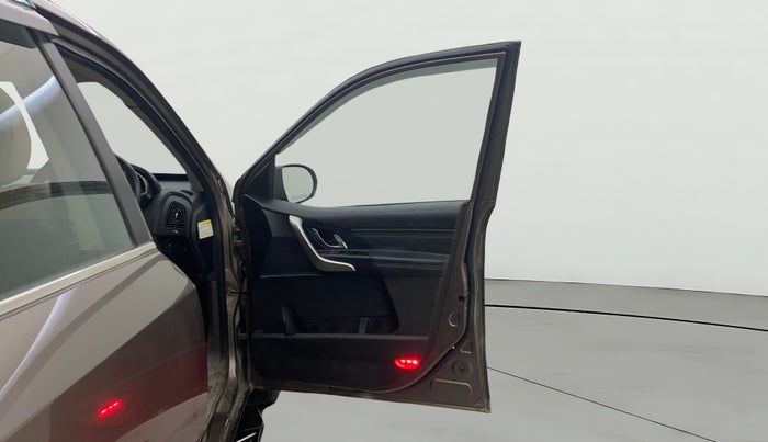 2018 Mahindra XUV500 W11 AT, Diesel, Automatic, 84,090 km, RHS Front Door