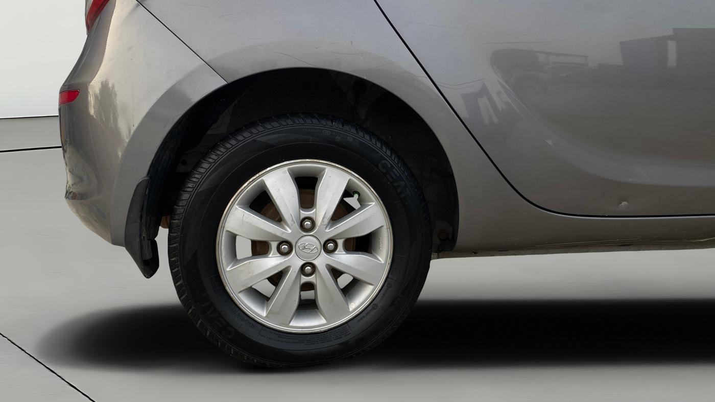 2013 Hyundai i20 SPORTZ 1.2, Petrol, Manual, 1,01,112 km, Right Rear Wheel