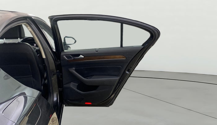 2018 Volkswagen Passat HIGHLINE DSG, Diesel, Automatic, 80,437 km, RHS Rear Door