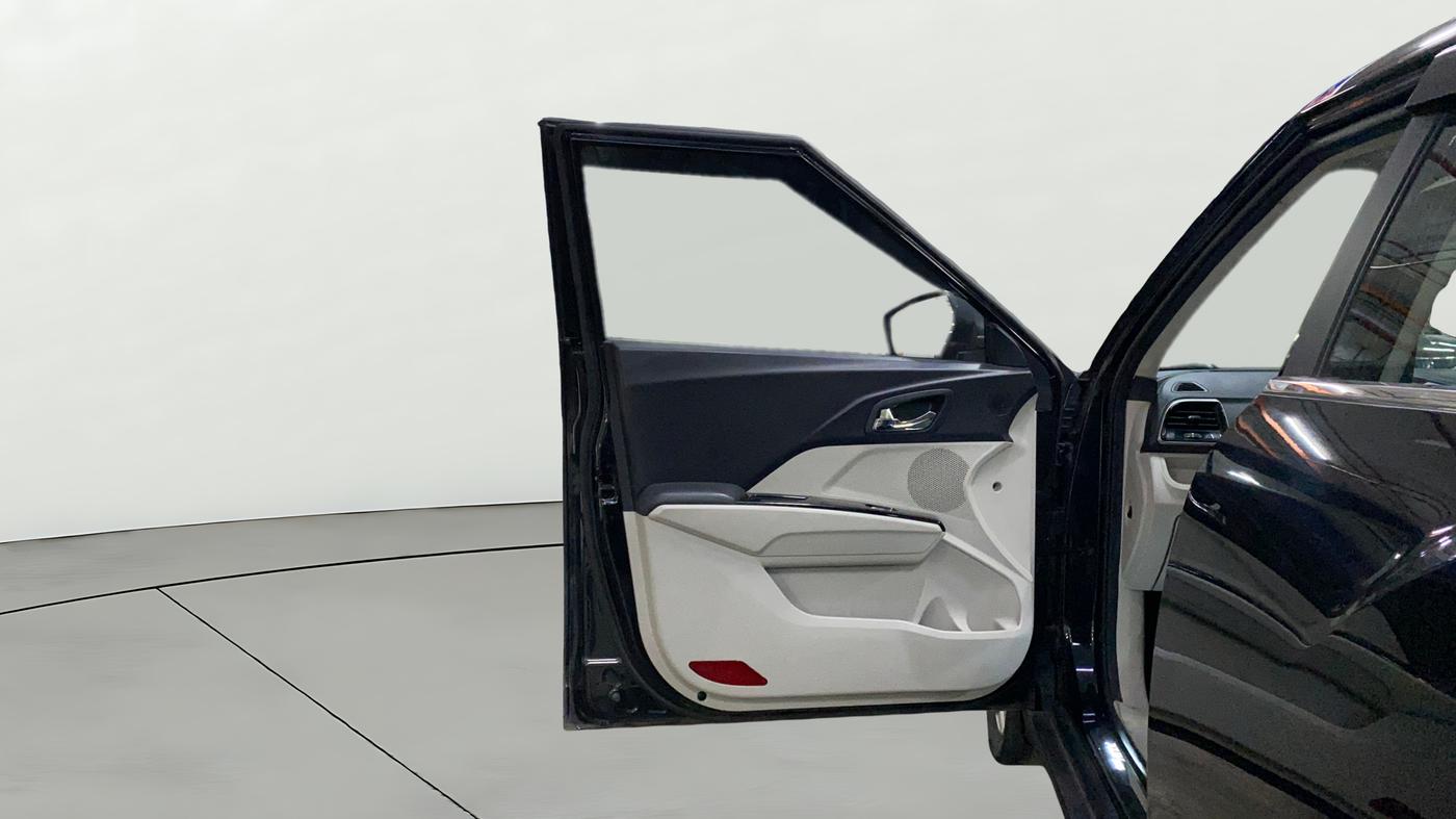 2023 Mahindra XUV300 W8 1.2 PETROL, Petrol, Manual, 51,643 km, LHS Front Door