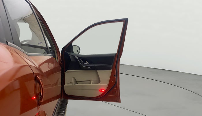 2016 Mahindra XUV500 W10 AT, Diesel, Automatic, 72,178 km, RHS Front Door