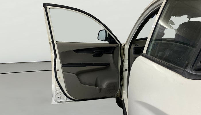 2017 Mahindra Kuv100 K8 6 STR, CNG, Manual, 31,677 km, LHS Front Door