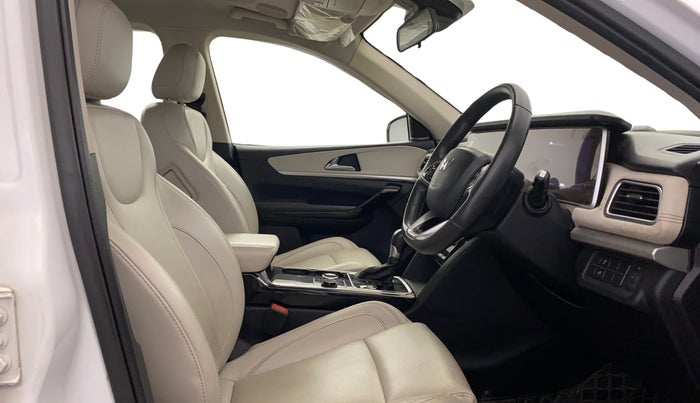 2021 Mahindra XUV700 AX 7 LUXURY D AT 7 STR, Diesel, Automatic, 92,703 km, Right Side Front Door Cabin