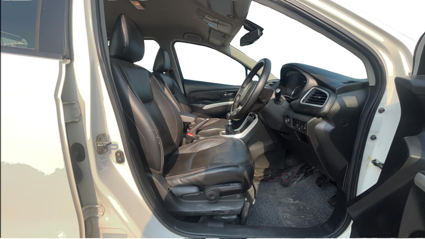 2015 Maruti S Cross ALPHA 1.6, Diesel, Manual, 1,46,616 km, Right Side Front Door Cabin