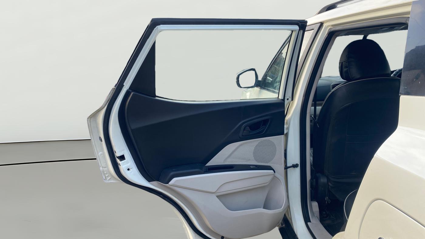 2023 Mahindra XUV300 W6 1.2 PETROL, Petrol, Manual, 52,358 km, LHS Rear Door