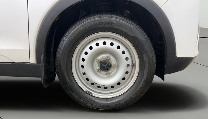 2023 Mahindra XUV300 W4 1.2 PETROL, Petrol, Manual, 35,728 km, Right Front Wheel