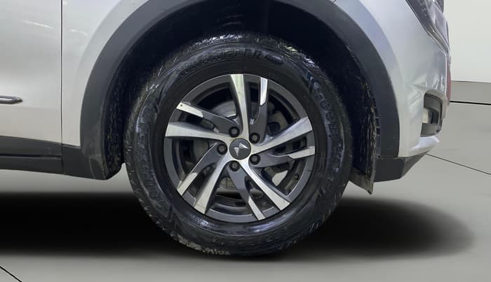 2022 Mahindra XUV700 AX 5 P MT 7 STR, Petrol, Manual, 66,407 km, Right Front Wheel